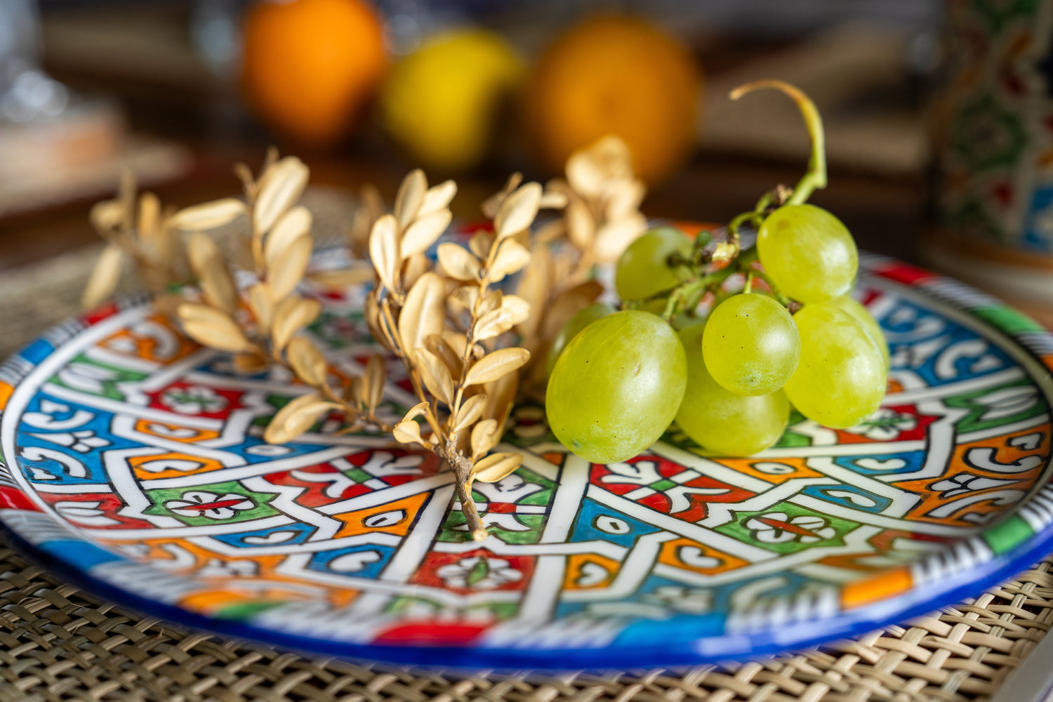 Vaisselle artisanale marocaine et portugaise, faite à la main. Unique, authentique et élégante, elle apporte du caractère à votre table.