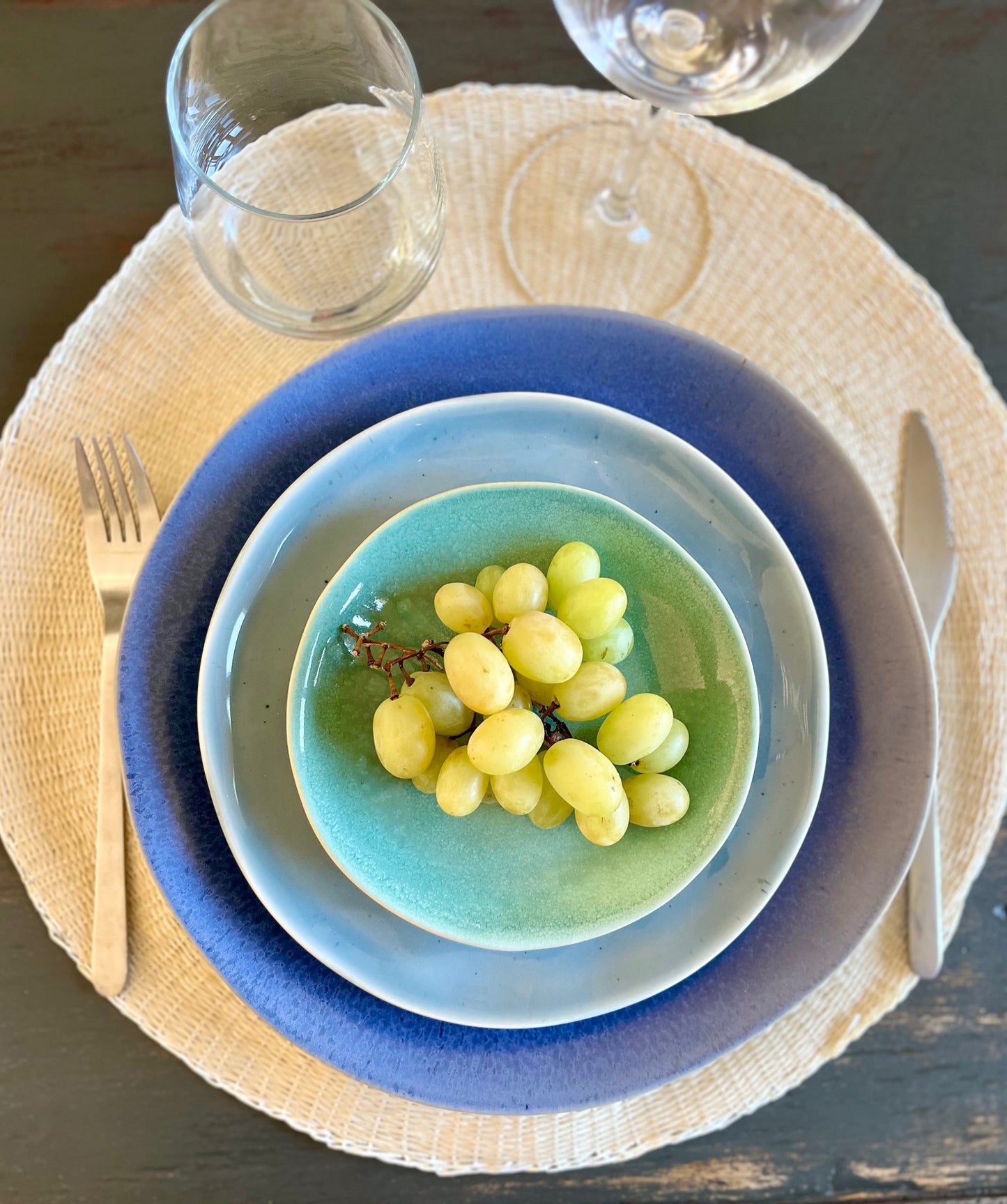 Petite assiette en grès faite à la main au Portugal, disponible en vert d’eau.