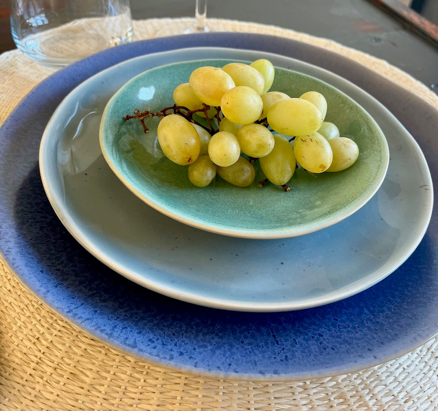 Petite assiette en grès faite à la main au Portugal, disponible en vert d’eau.