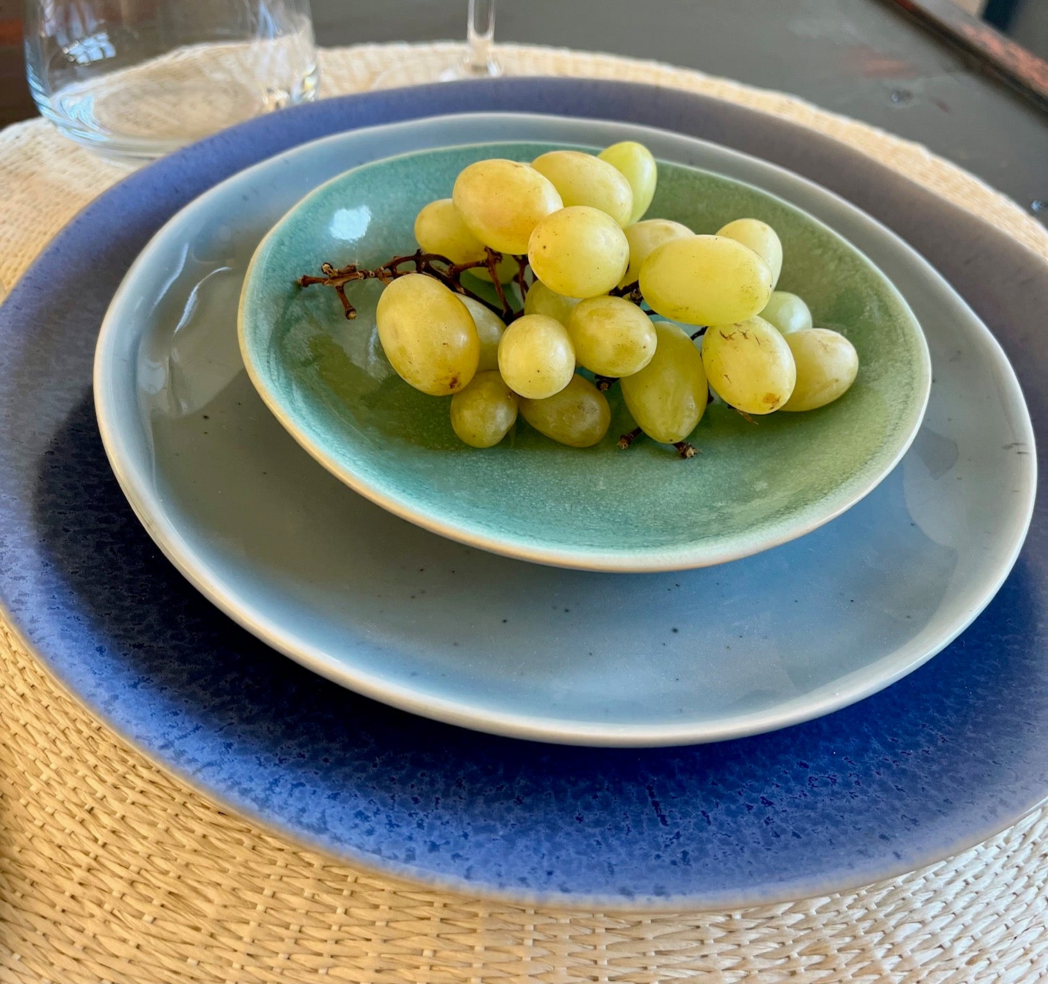 Petite assiette en grès faite à la main au Portugal, disponible en vert d’eau.