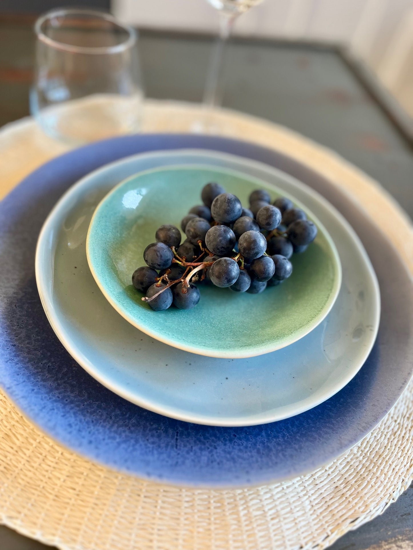 Petite assiette en grès faite à la main au Portugal, disponible en bleu clair.