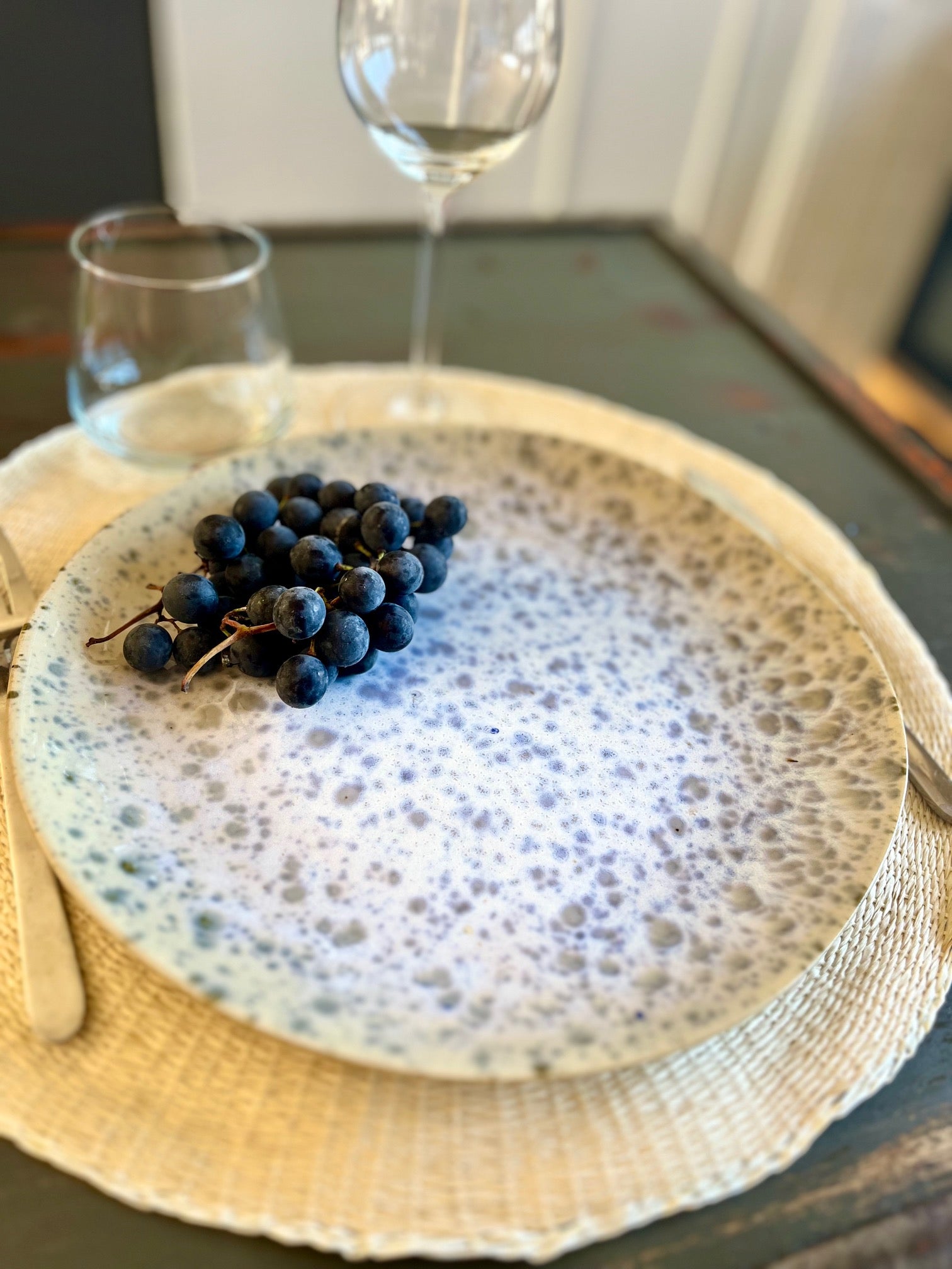 Grande assiette en grès bleue mouchetée artisanale faite main au Portugal