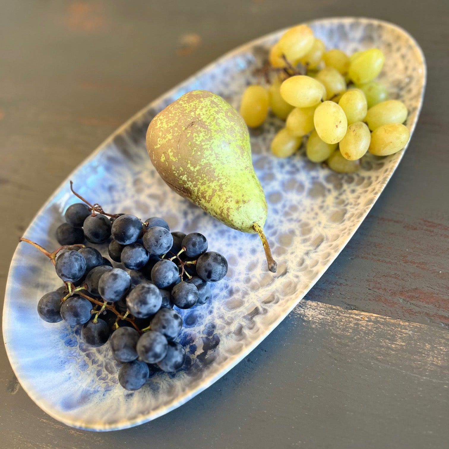 Plat grès façonné à la main au Portugal dans un bleu moucheté