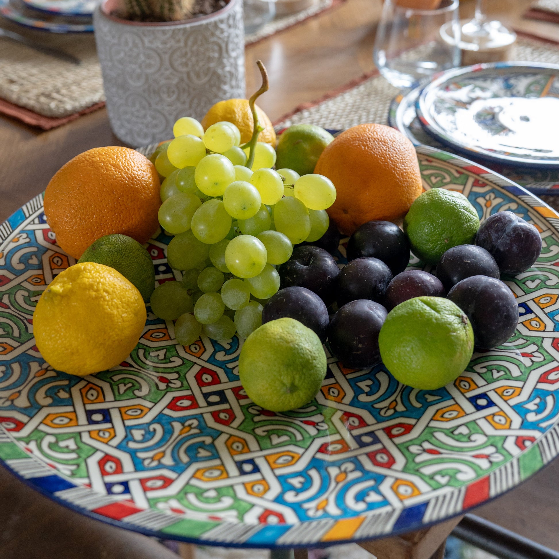 Plat marocain faïence multicolore façonné à la main à Fès, au Maroc. Unique et artisanal