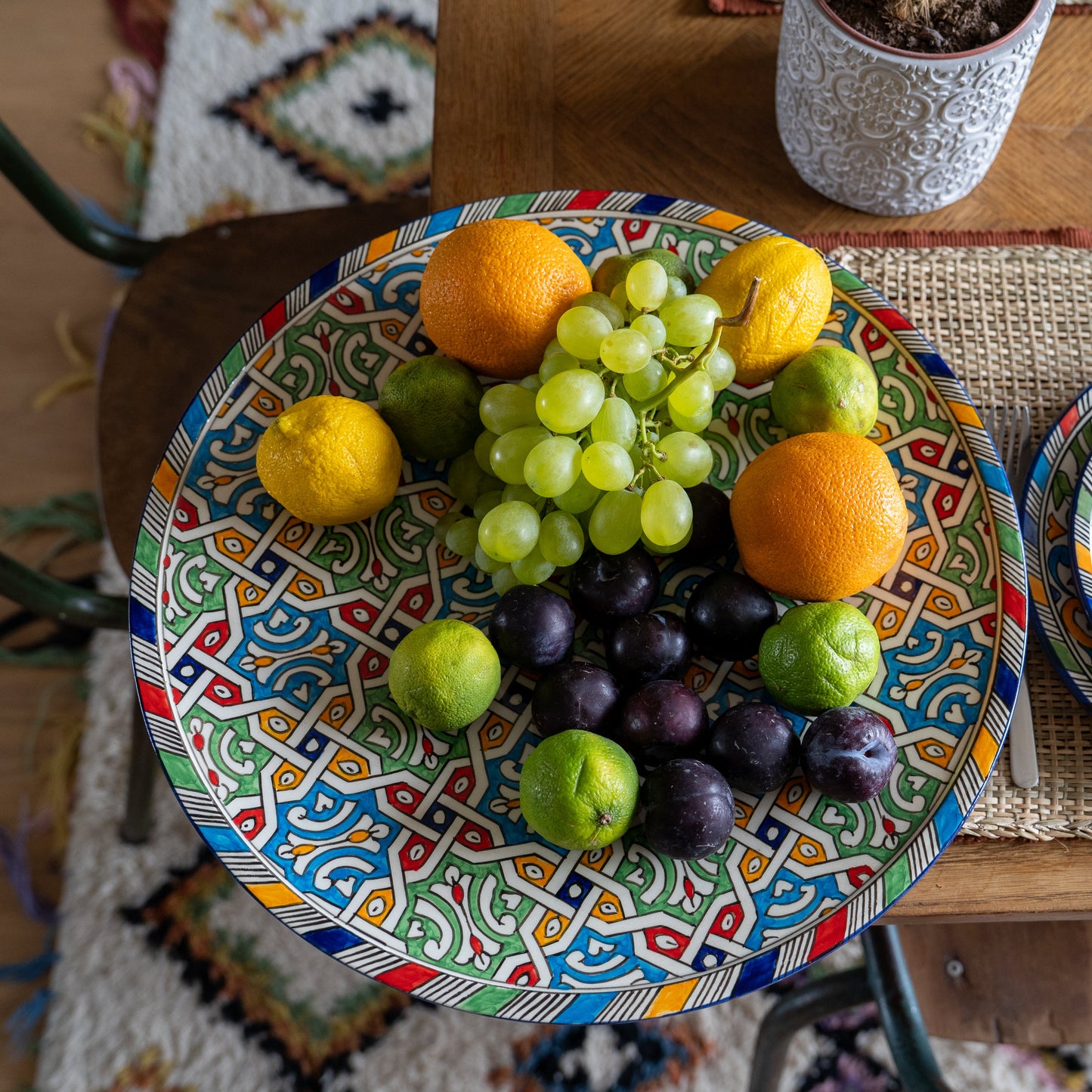 Plat marocain faïence multicolore façonné à la main à Fès, au Maroc. Unique et artisanal