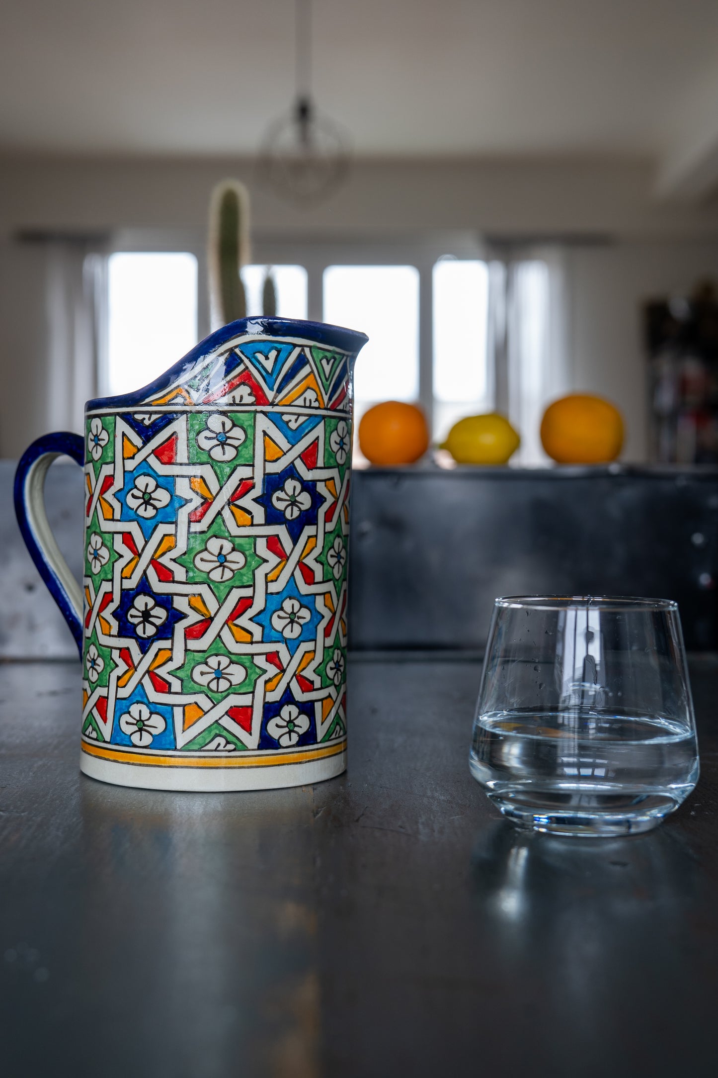 Pichet ou broc en faïence multicolore façonné à la main à Fès, au Maroc