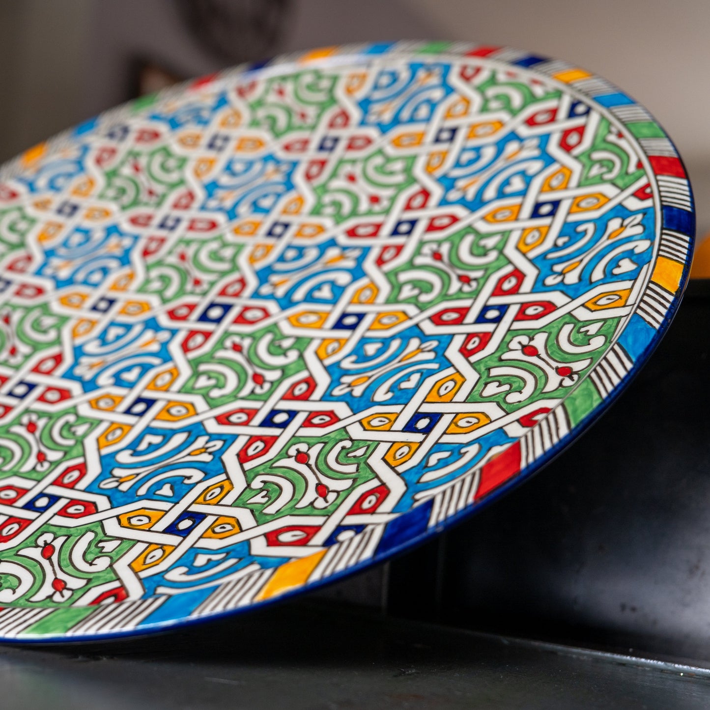 Plat marocain faïence multicolore façonné à la main à Fès, au Maroc. Unique et artisanal