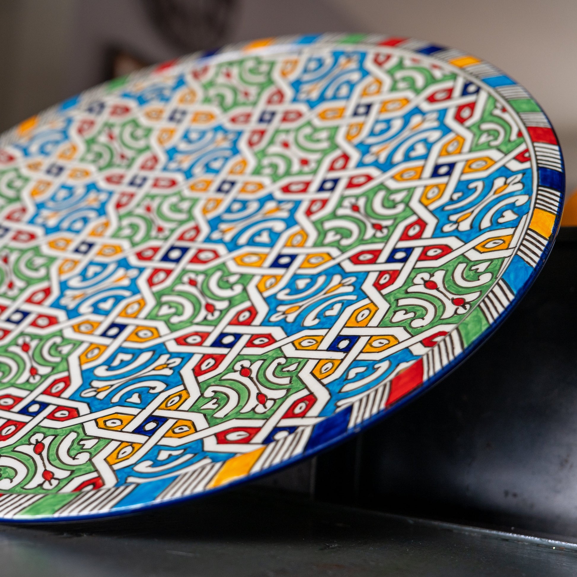Plat marocain faïence multicolore façonné à la main à Fès, au Maroc. Unique et artisanal