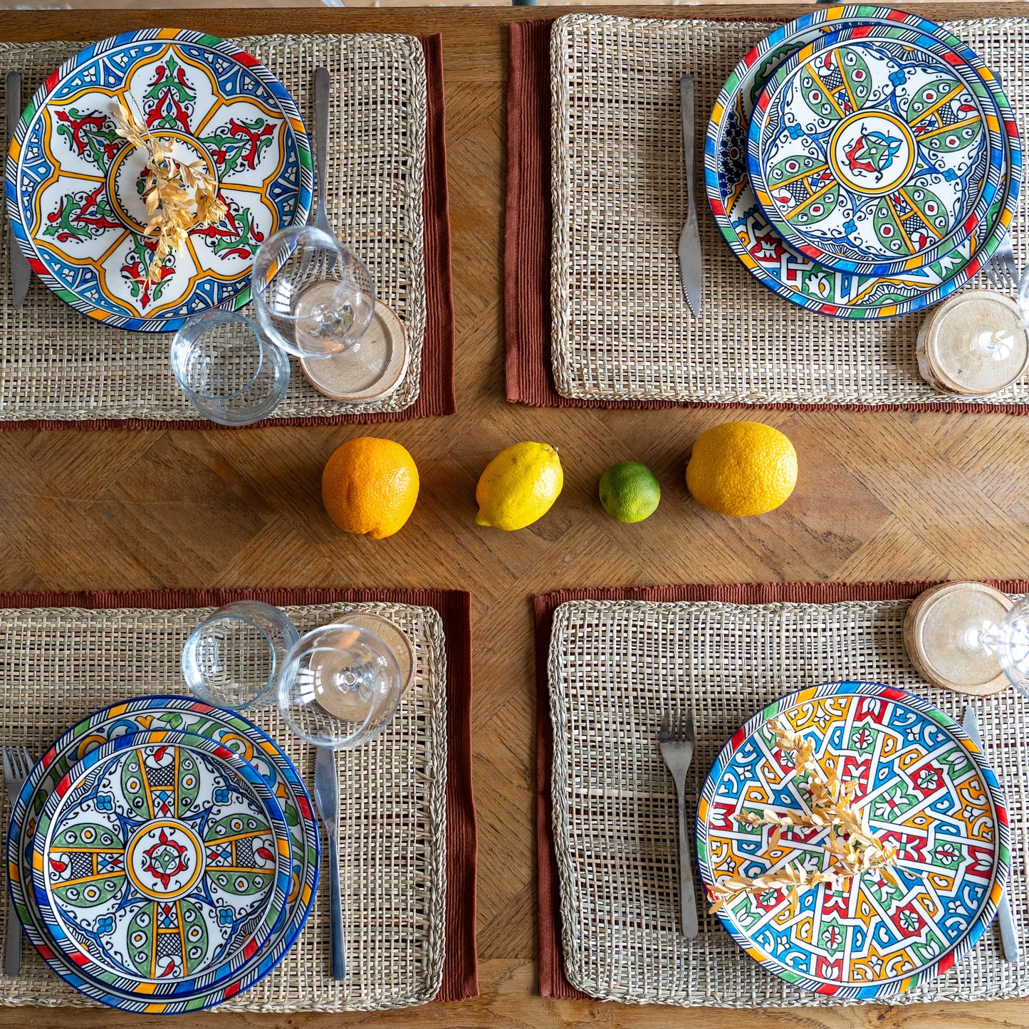 Grande assiette en faïence colorée artisanale du Maroc