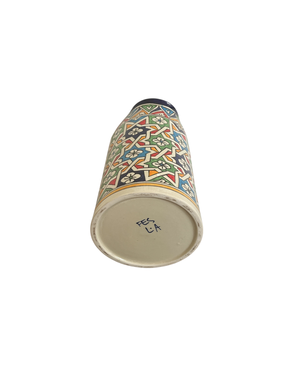 Pichet ou broc en faïence multicolore façonné à la main à Fès, au Maroc