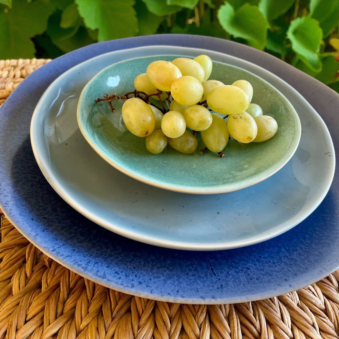 Petite assiette en grès faite à la main au Portugal, disponible en bleu clair.