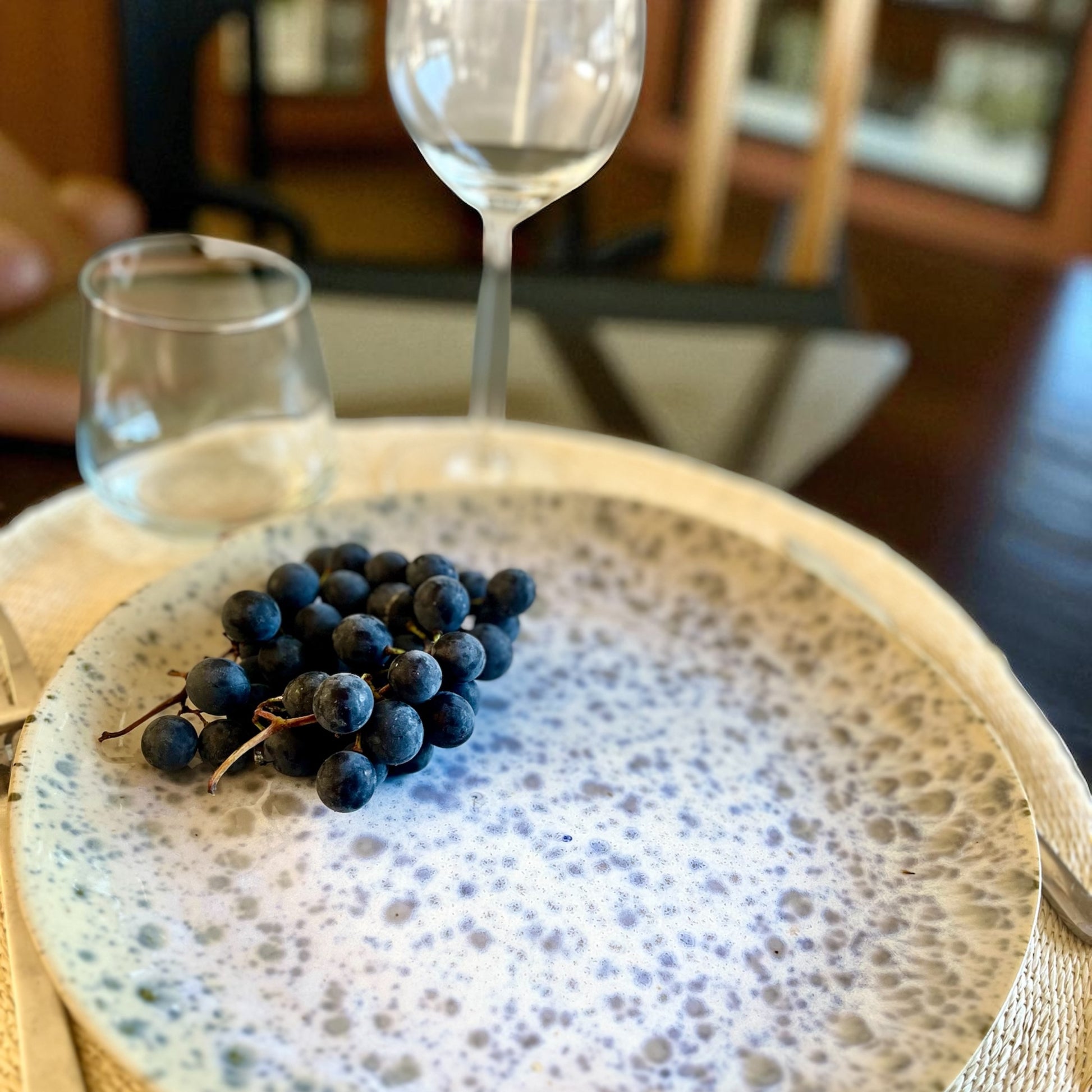 Grande assiette en grès bleue mouchetée artisanale faite main au Portugal